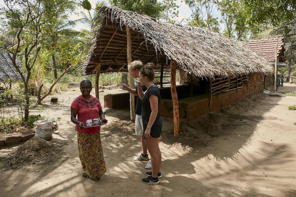 Hotel Sigiriya Exterior foto A woman from the village of N'wassibi, in the N'wassibi District, speaks with a Peace Corps volunteer.