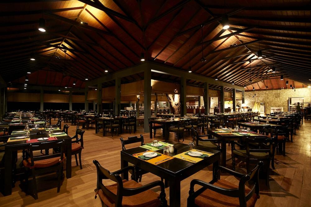 Hotel Sigiriya Exterior foto The interior of the restaurant