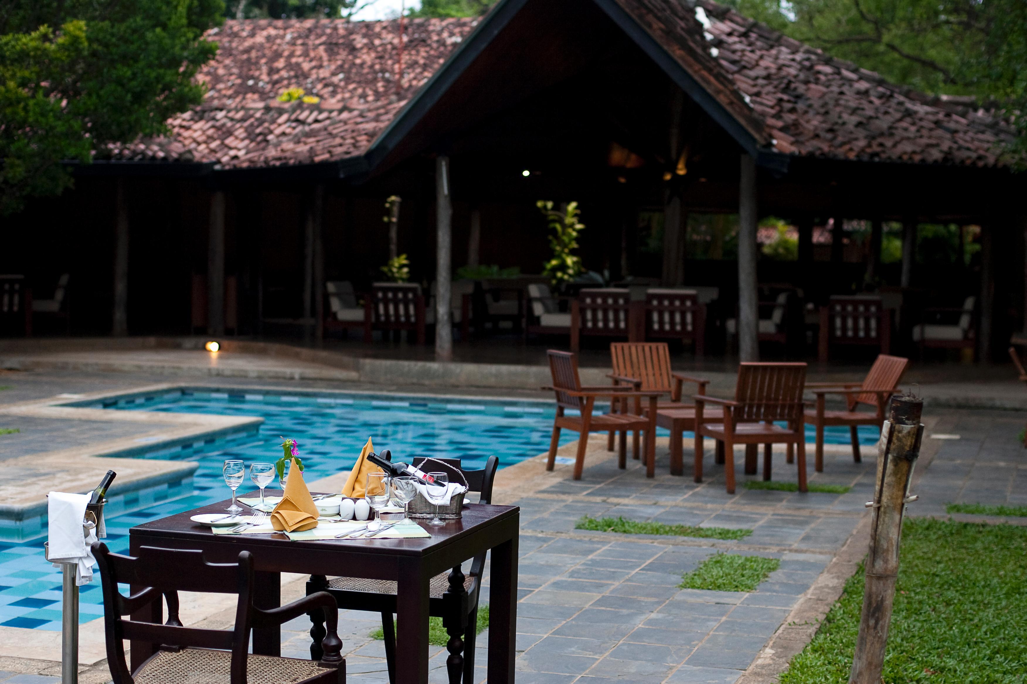 Hotel Sigiriya Exterior foto The swimming pool at the hotel