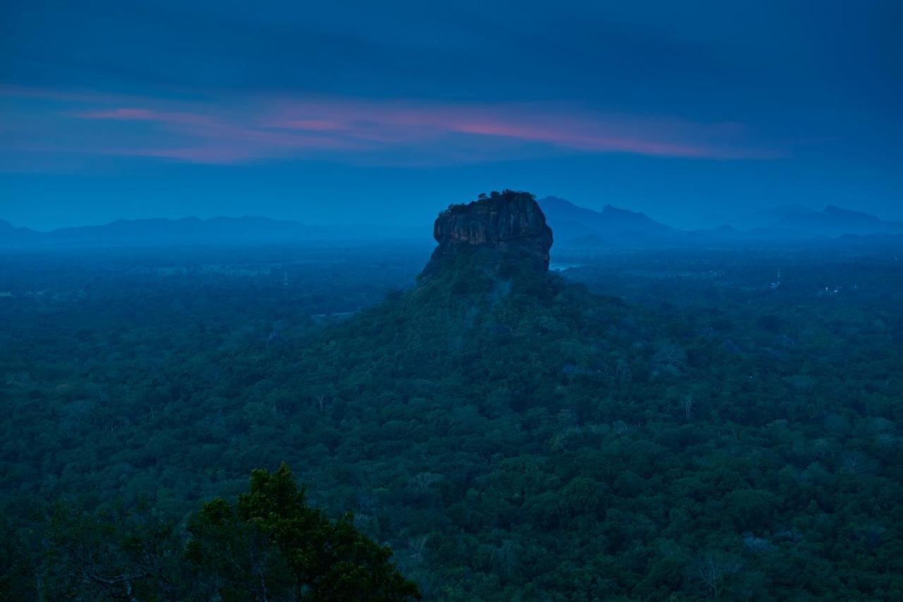 Hotel Sigiriya Exterior foto Sigiriya at sunset
