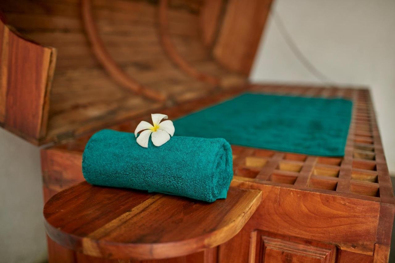 Hotel Sigiriya Exterior foto Plumeria flower on a towel