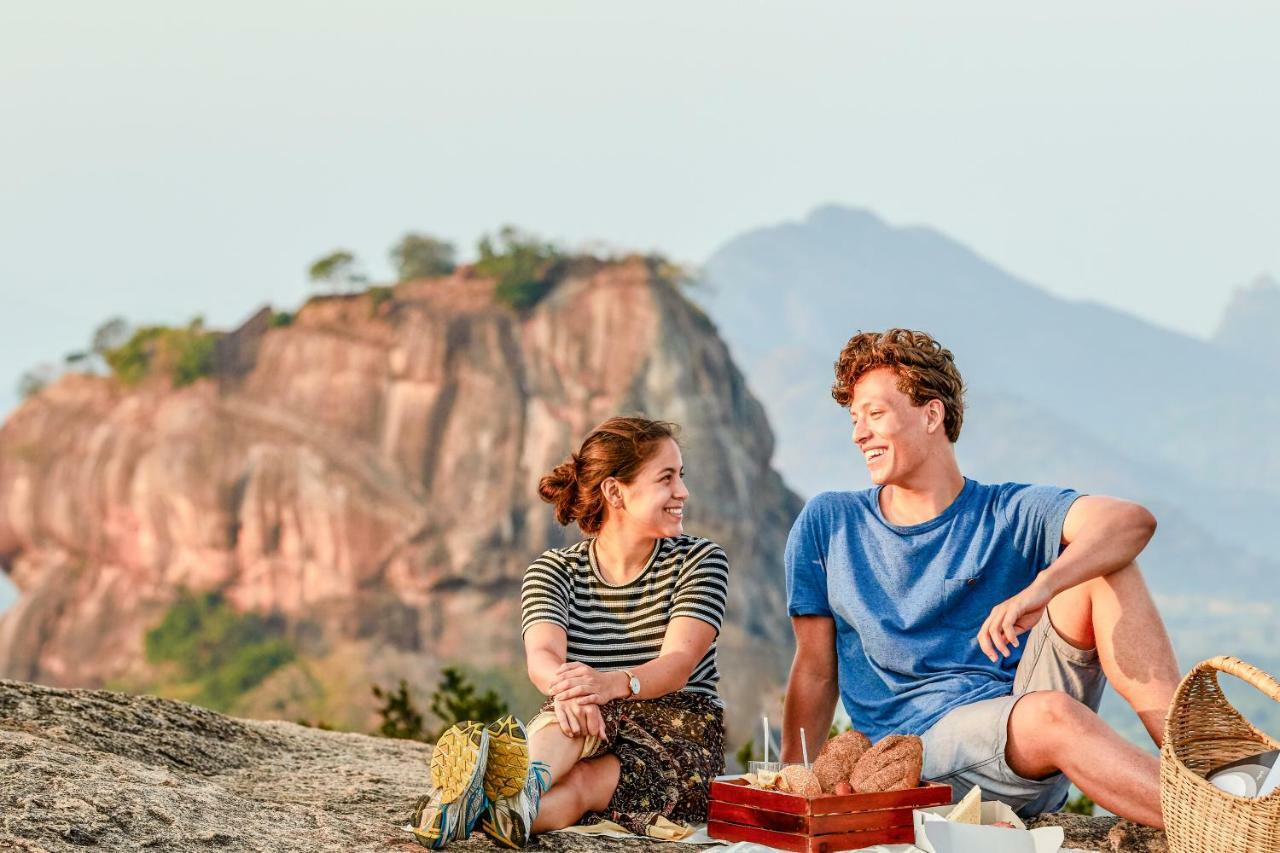 Hotel Sigiriya Exterior foto A couple on a picnic
